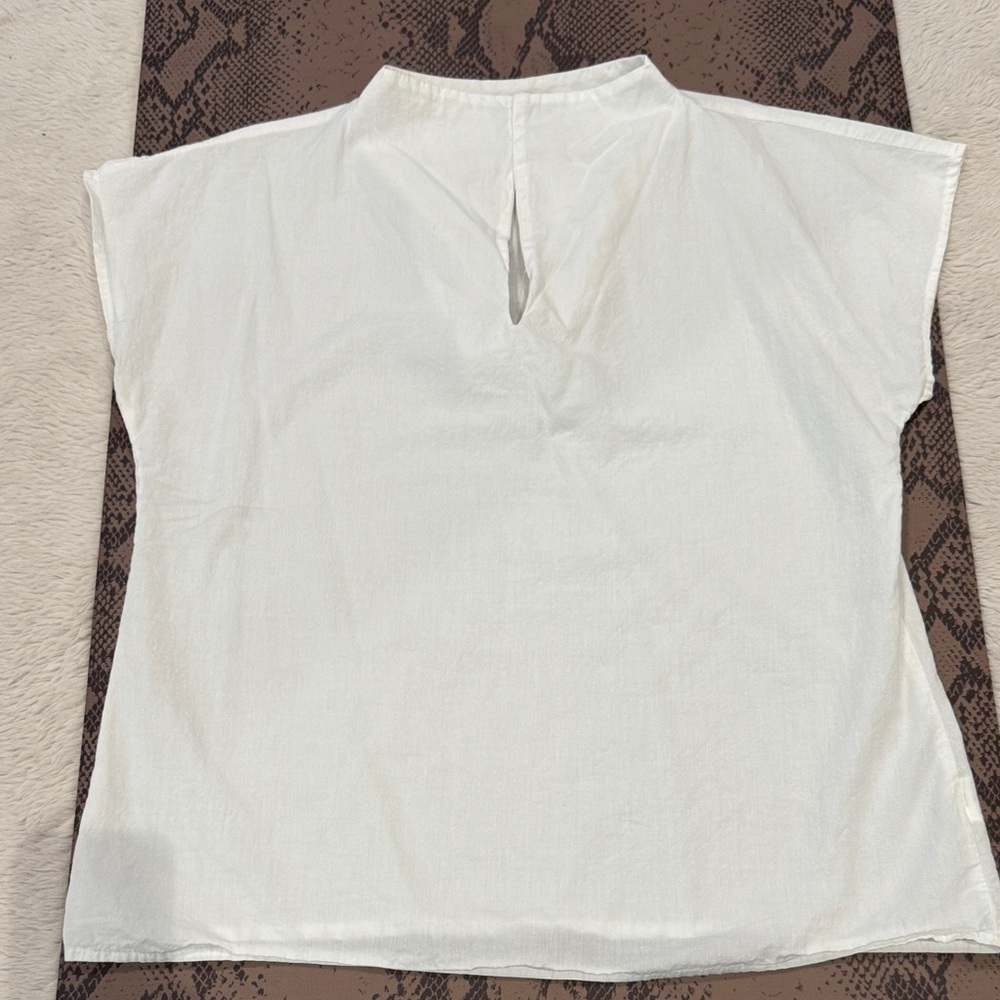 Relaxed White Cap-Sleeve Linen Blouse with Keyhole Neck